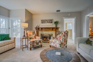 Hus (5 Bedrooms) | Vardagsrum | Smart-tv och eldstad