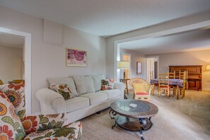 Maison (5 Bedrooms) | Salle de séjour | TV connectée, cheminée