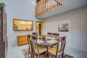 Maison (5 Bedrooms) | Cuisine privée | Grand réfrigérateur, micro-ondes, four, cafetière/bouilloire