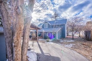 A residential house with a covered porch, a garage, and a driveway. - 5brmonument Historic Charmminutes To Hiking (Monument)
