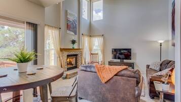 Maison (4 Bedrooms) | Salle de séjour | TV connectée, cheminée