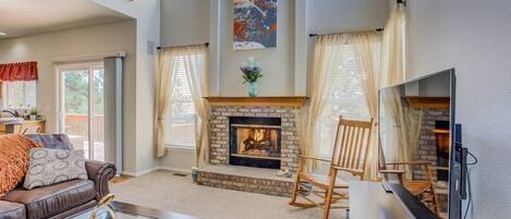 House (4 Bedrooms) | Living room