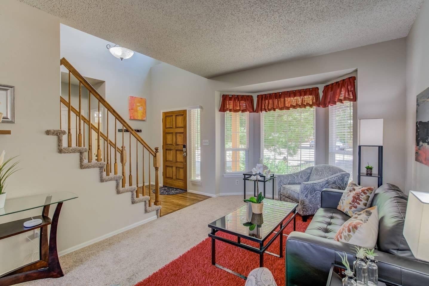 單棟房屋 (4 Bedrooms) | 客廳 | 智能電視、壁爐