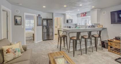 Verdant Oasisluxury, Traveler's Home W/hottub!