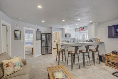 Verdant Oasisluxury, Traveler's Home W/hottub!