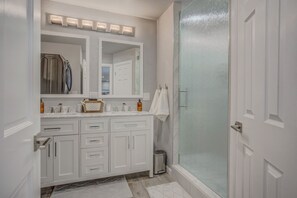 Ferienhaus (2 Bedrooms) | Badezimmer | Haartrockner, Handtücher, Shampoo