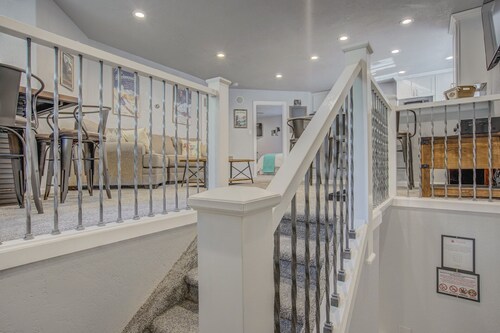 Verdant Oasisluxury, Traveler's Home W/hottub!