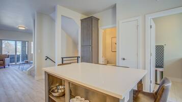 Vila (4 Bedrooms) | Dapur pribadi | Lemari es besar, microwave, oven, dan mesin pembuat kopi/teh