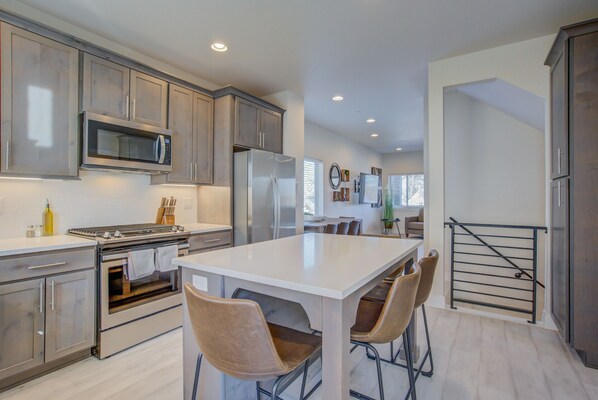 Villa (4 Bedrooms) | Eget kjøkken | Kjøleskap, mikrobølgeovn, ovn og kaffetrakter/tekoker