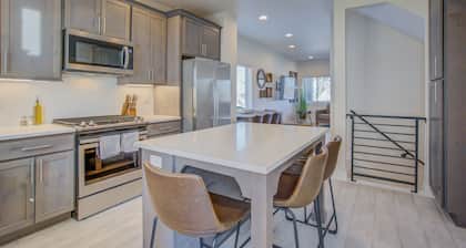 Modern Rooftop Patio New-build Townhome in COS