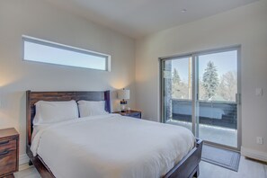 4 bedrooms, laptop workspace, iron/ironing board, free WiFi - Modern Rooftop Patio New-build Townhome in COS (Colorado Springs)