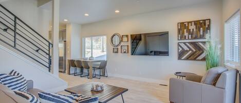 Villa (4 Bedrooms) | Salle de séjour | TV connectée, cheminée