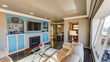 House (3 Bedrooms) | Living room | TV, fireplace