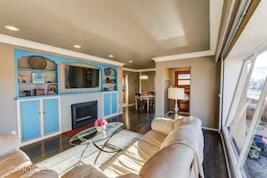 Ferienhaus (3 Bedrooms) | Wohnzimmer | Fernseher, Kamin