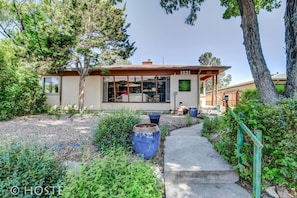 A modern building with a large window and a number 1521 on the side. - 3bdmid-century Modernhot Tub, Grill, Close to DT (Colorado Springs)