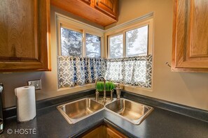 House (3 Bedrooms) | Private kitchen | Full-size fridge, microwave, oven, coffee/tea maker