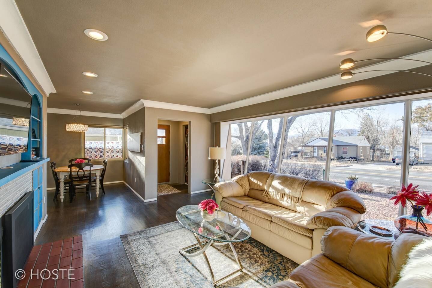 House (3 Bedrooms) | Living room | TV, fireplace