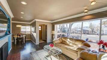 House (3 Bedrooms) | Living room | TV, fireplace