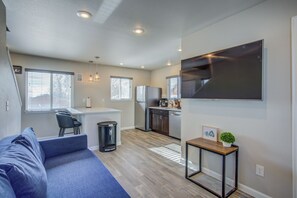 Cottage (1 Bedroom) | Living room