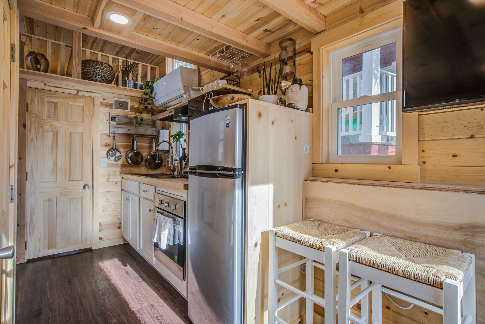 Chalet (1 Bedroom) | Private kitchen | Fridge, oven, stovetop, cookware/dishes/utensils