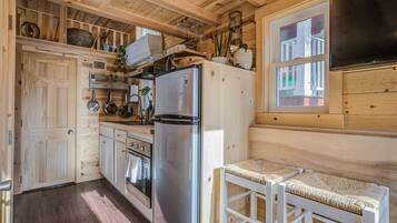 Chalet (1 Bedroom) | Private kitchen | Fridge, oven, stovetop, cookware/dishes/utensils