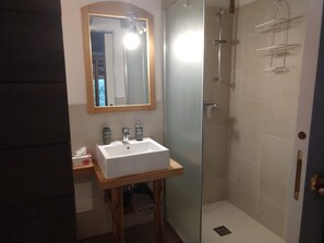 复式, 阳台 (Suite Rovere) | 浴室 | 淋浴设施、大花洒淋浴喷头、毛巾、卫生纸