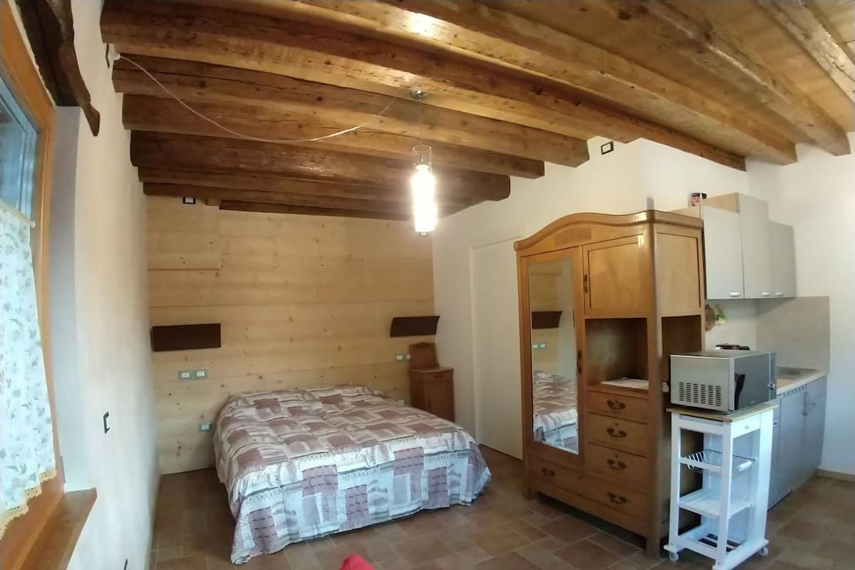 Studio, Kitchenette (Suite Olivo) | 1 bedroom, desk, blackout drapes, soundproofing