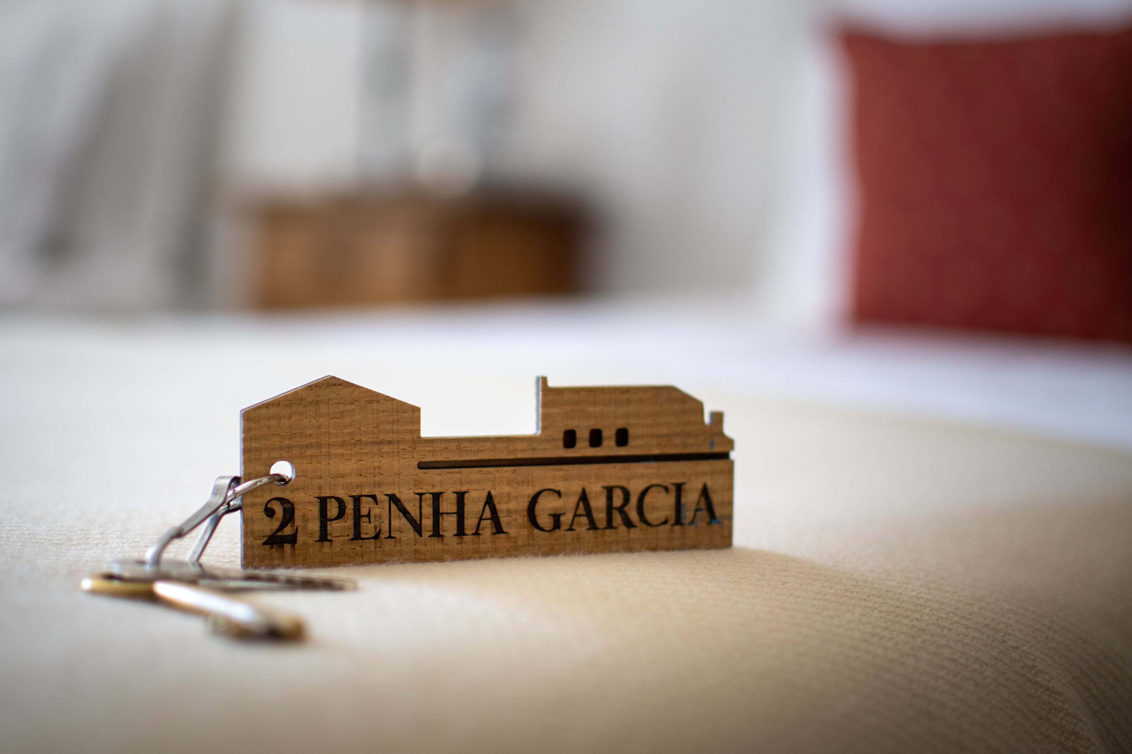 Un portachiavi in legno con portachiavi a forma di casa e la scritta "2 PENHA GARCIA".