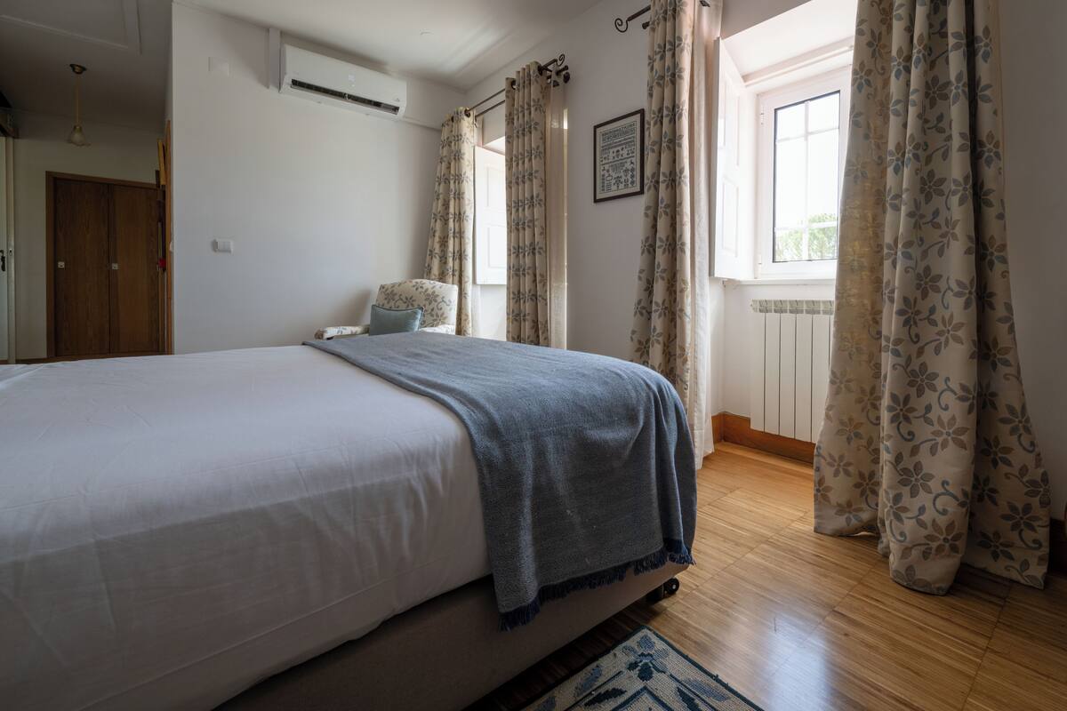 8 bedrooms, premium bedding, free cribs/infant beds, free WiFi