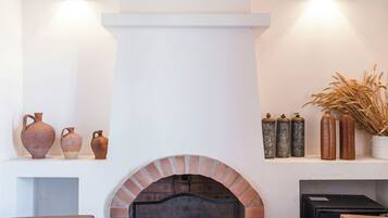 Suite Studio Familiale (Monsanto) | Coin séjour | Télévision à écran plat de 32 cm avec chaînes par satellite, télévision