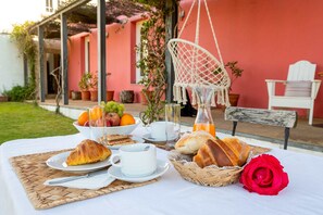 Petit déjeuner continental (8 EUR par personne)