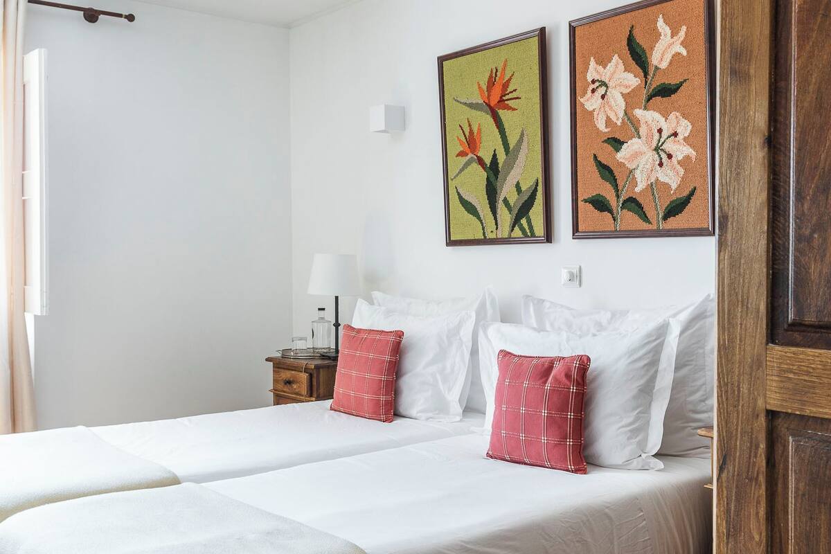 8 bedrooms, premium bedding, free cribs/infant beds, free WiFi