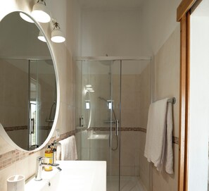Studiosuite | Badezimmer | Kostenlose Toilettenartikel, Haartrockner, Bidet