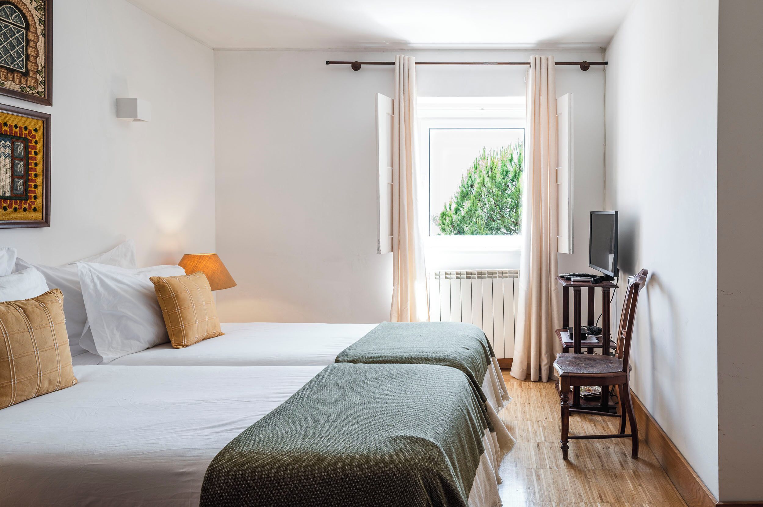 Premium bedding, free cots/infant beds, free WiFi, bed sheets