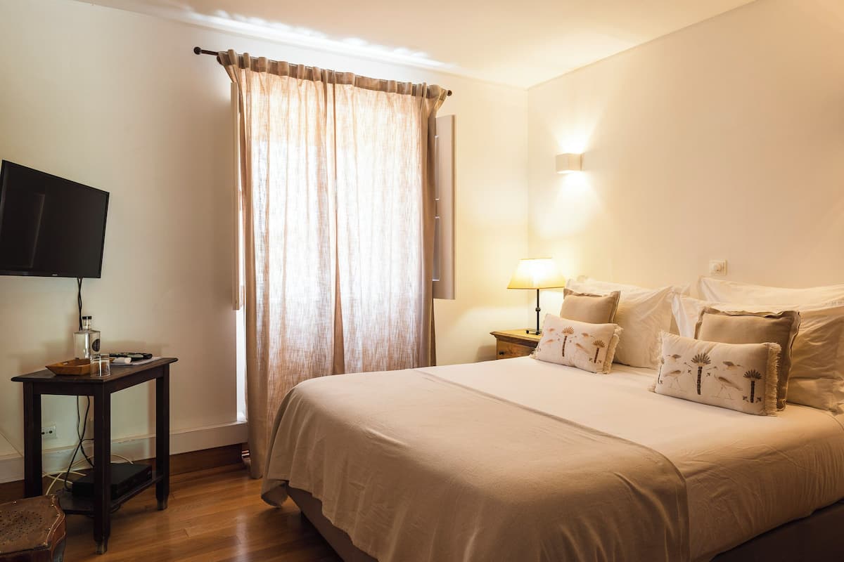 Family Studio Suite (Monsanto) | Premium bedding, free cribs/infant beds, free WiFi, bed sheets