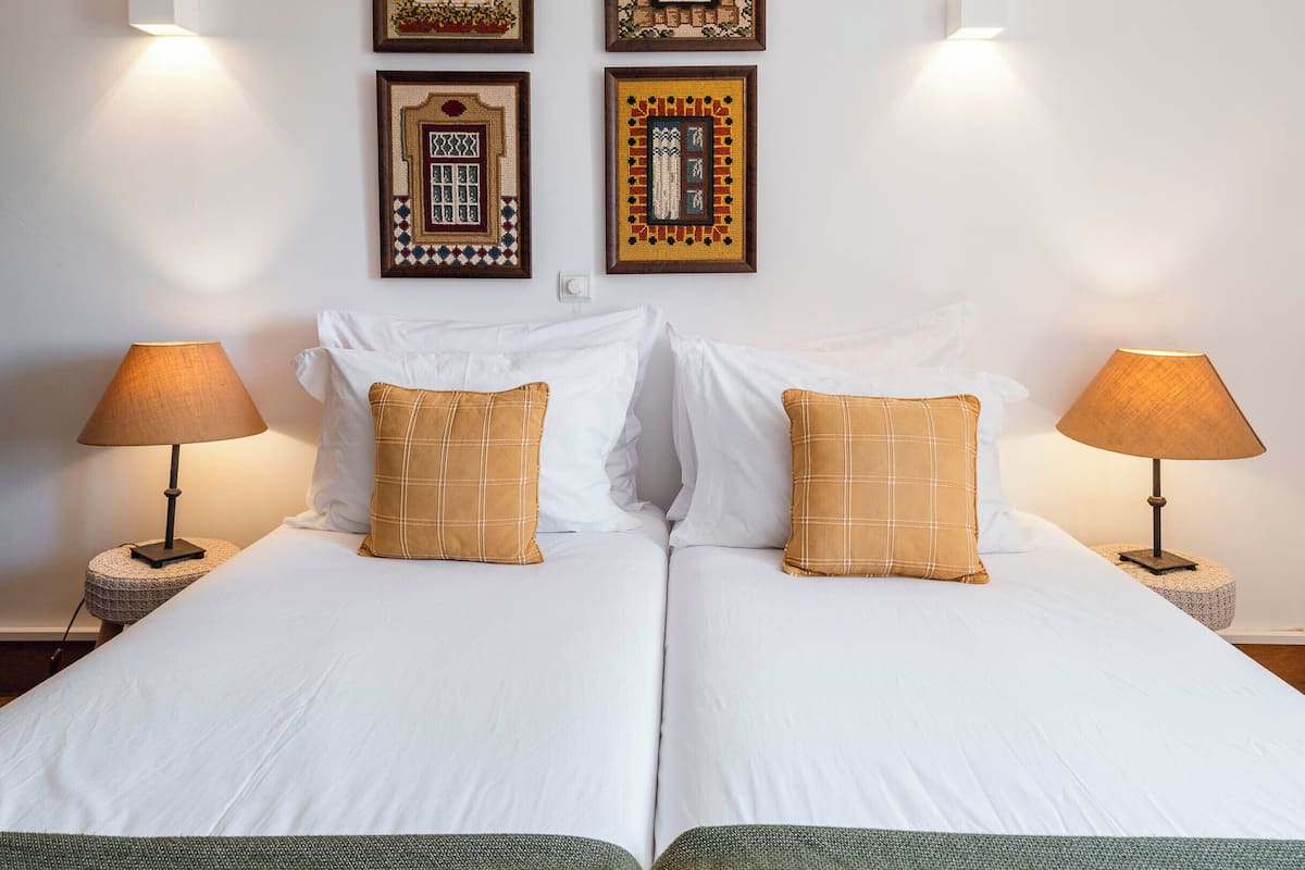 Double or Twin Room (Medelin) | Premium bedding, free cribs/infant beds, free WiFi, bed sheets