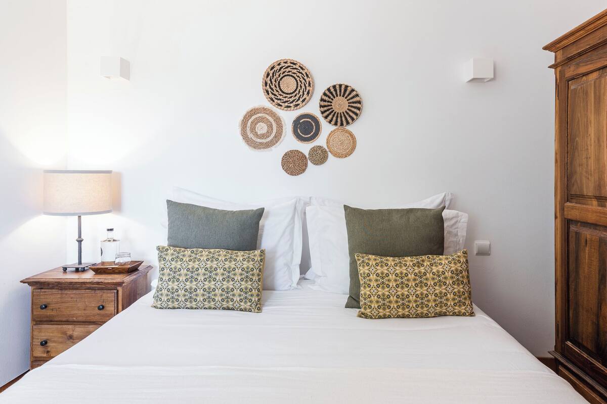 8 bedrooms, premium bedding, free cribs/infant beds, free WiFi