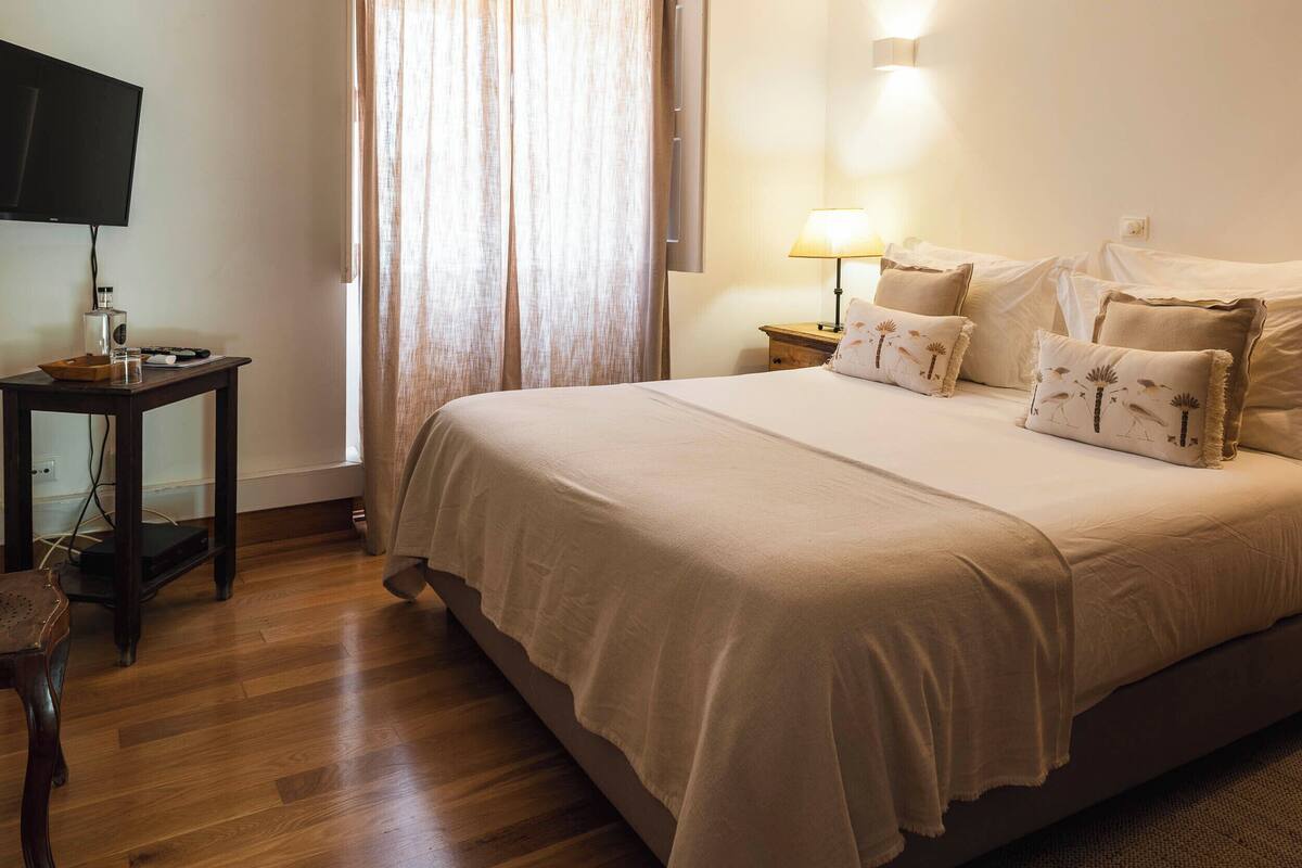 8 bedrooms, premium bedding, free cribs/infant beds, free WiFi