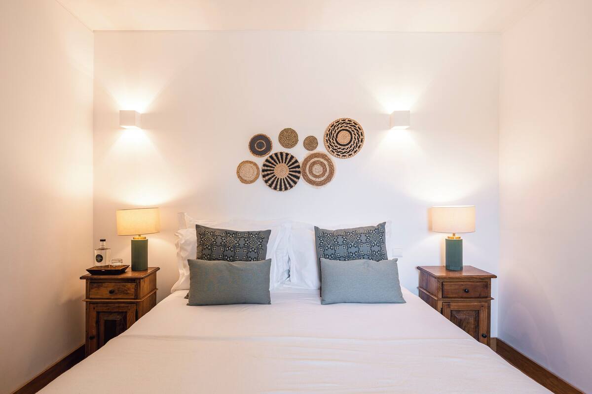 8 bedrooms, premium bedding, free cribs/infant beds, free WiFi
