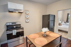 Căn hộ (2 Bedrooms) | Bếp riêng | Tủ lạnh, lò vi sóng, lò nướng, máy rửa bát