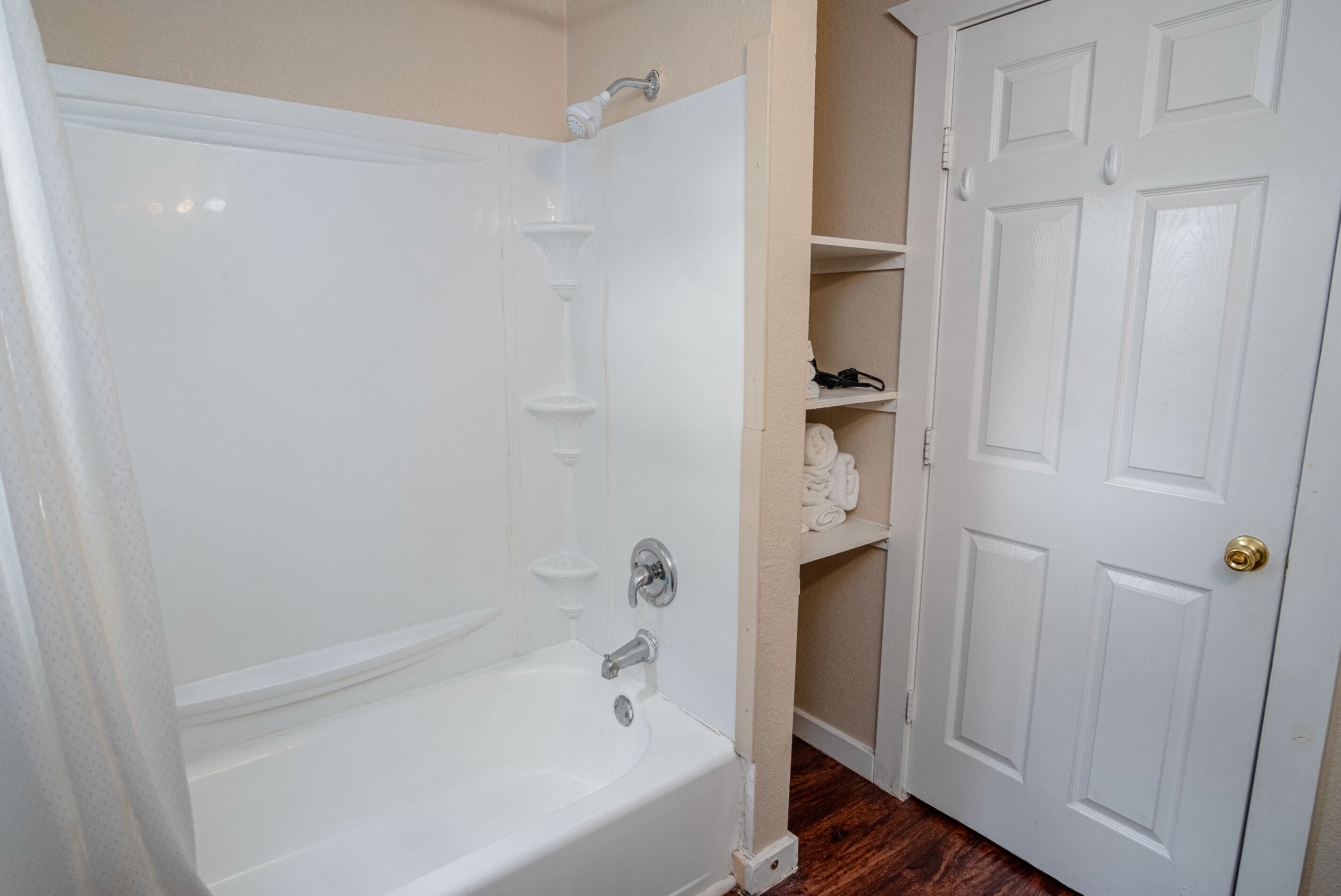 Apartment (2 Bedrooms) | Bathroom | Towels, soap, shampoo, toilet paper