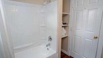 Apartment (2 Bedrooms) | Bathroom | Towels, soap, shampoo, toilet paper