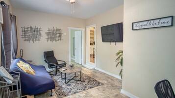 Appartement (2 Bedrooms) | Coin séjour | Télévision LCD de 40 pouces avec chaînes par câble, télévision