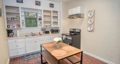 Cozy Downtown Guest House 2br/1ba Sleeps 8