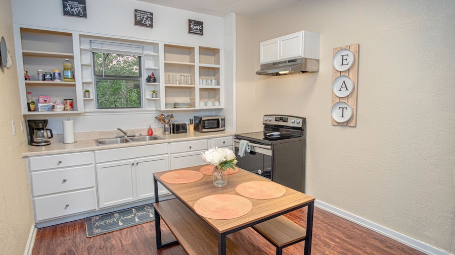 Cozy Downtown Guest House 2br/1ba Sleeps 8