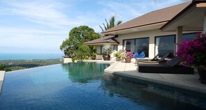 A modern house with a large infinity pool, a patio with lounge chairs, and a view of the ocean. - 1 Bedroom Seaview Villa Angthong Hills SDV227G-By Samui Dream Villas (Koh Samui)