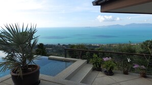 Ein Pool mit Blick auf das Meer und die Berge.