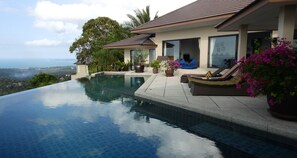 A modern house with a swimming pool, a view of the ocean, and outdoor seating. - 6 Bedroom Seaview villa Anthong Hills SDV227B-By Samui Dream Villas (Koh Samui)