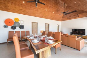 Villa, 4 Bedrooms, Non Smoking, Kitchen | In-room dining