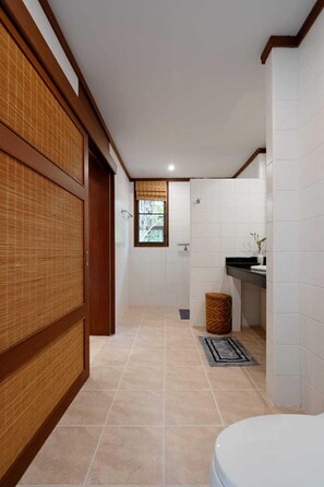 Dusche, kostenlose Toilettenartikel, Handtücher